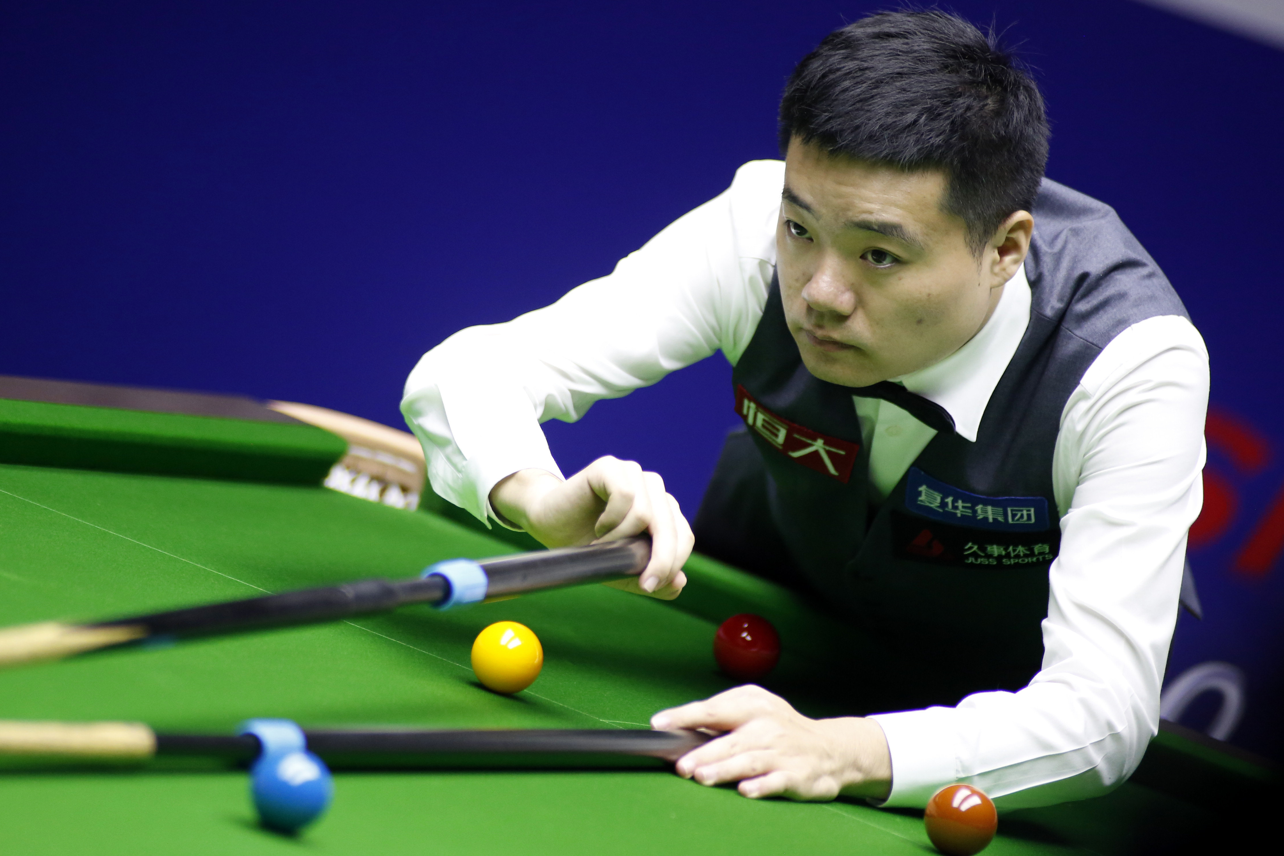 经注意到他 经注意到他